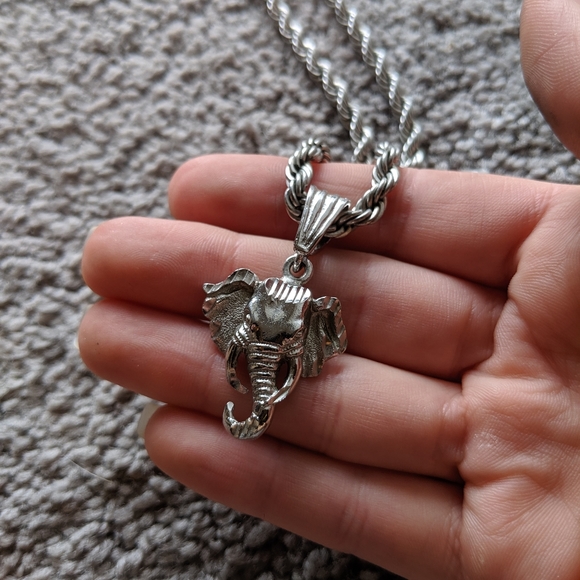 Other - 💫3/$10💫Men's Silver Elephant Necklace